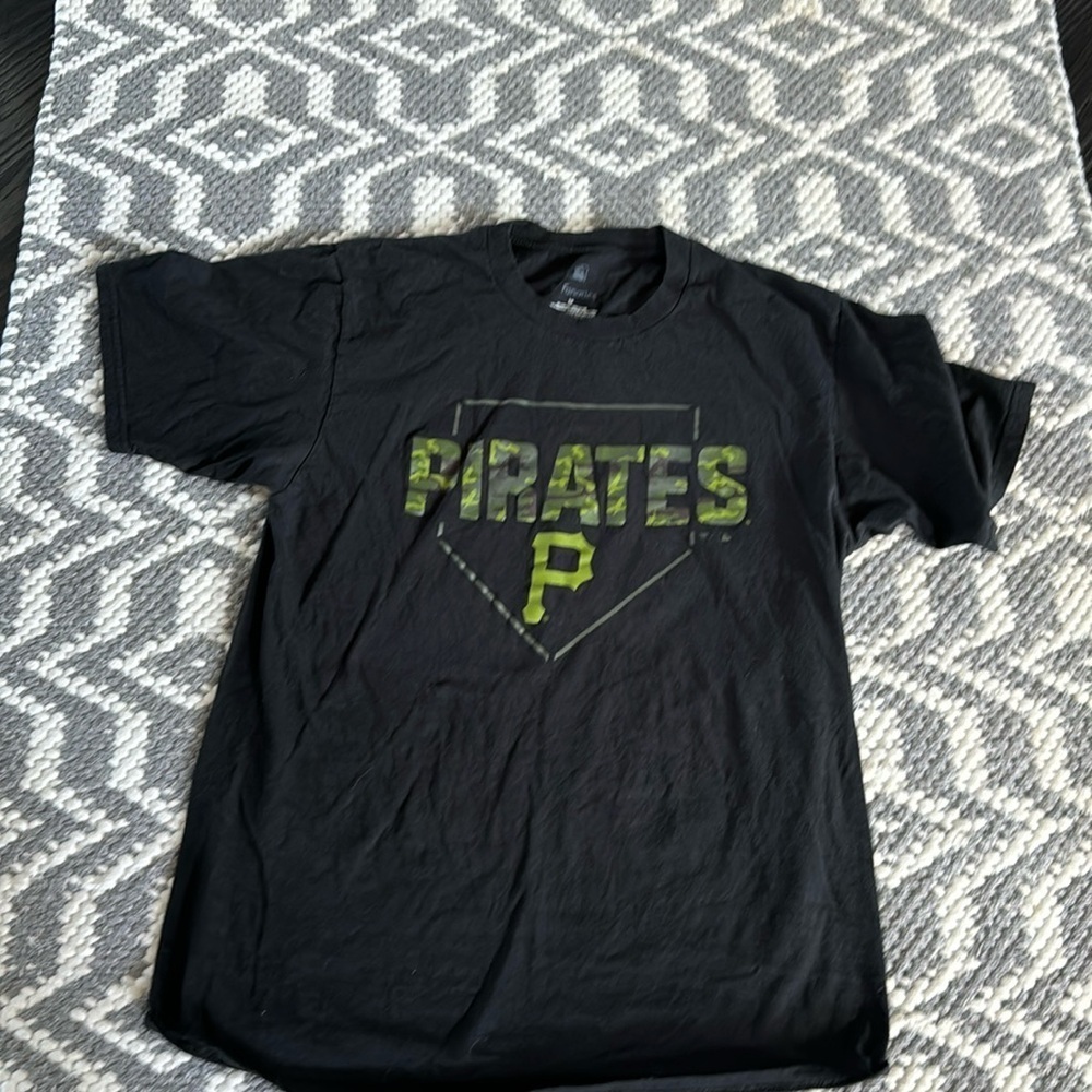 🍍CAMO PITTSBURGH PIRATES T SHIRT🍍sz med🍍K-2
